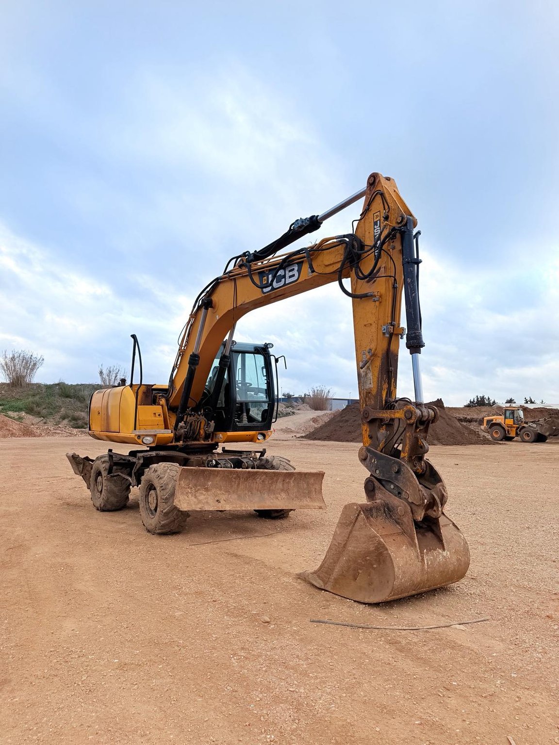 Pelle sur pneus JCB JS170 de 2013 — photo réelle TOP MACHINERY