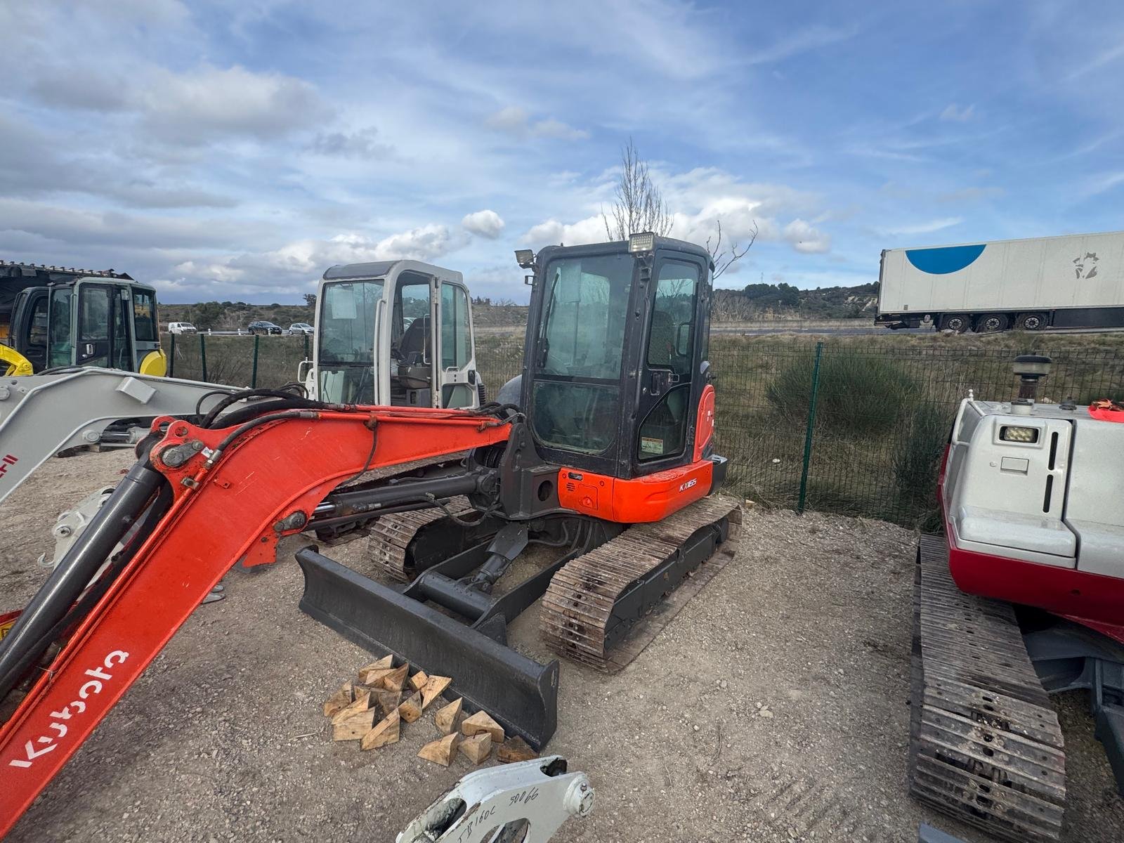 Mini-pelle Kubota KX165-5 de 2017 avec chenilles acier et godet, TOP MACHINERY